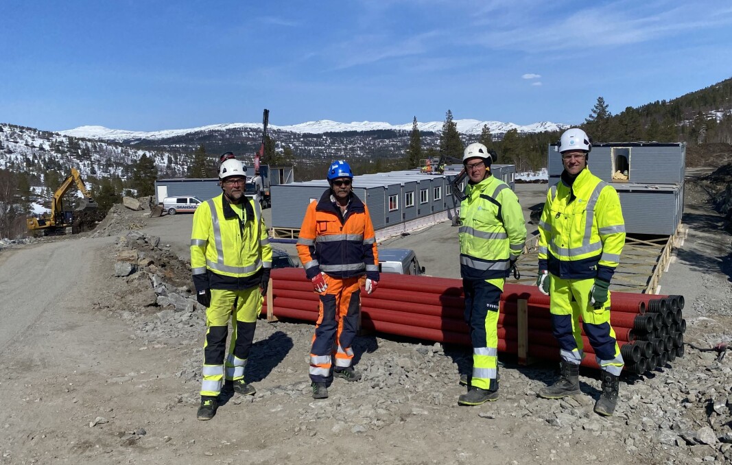 Ved Follsjødammen settes det opp brakker for opp til 48 arbeidere, kjøkken, kantine og kontorer. F.v. Jostein Bruset, Statkraft, Arnt Inge Bråthen, anleggsleder Skanska, Jon Aarbakk, prosjektleder Statkraft og Carl Martin Klæth, Statkraft. Ved Follsjødammen settes det opp brakker for opp til 48 arbeidere, kjøkken, kantine og kontorer. F.v. Jostein Bruset, Statkraft, Arnt Inge Bråthen, anleggsleder Skanska, Jon Aarbakk, prosjektleder Statkraft og Carl Martin Klæth, Statkraft.