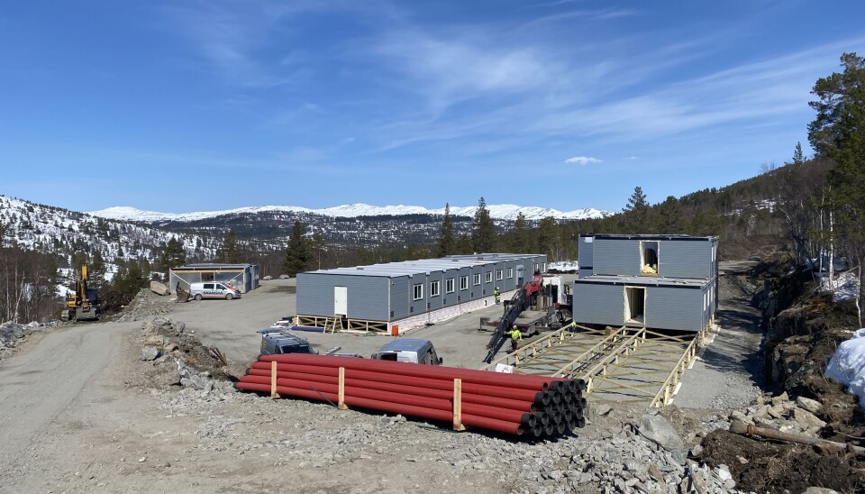 Brakkeriggen under oppføring til høyre i bildet. I midten blir det kjøkken og kantine, og nederst på området blir det kontorer. Brakkeriggen under oppføring til høyre i bildet. I midten blir det kjøkken og kantine, og nederst på området blir det kontorer.