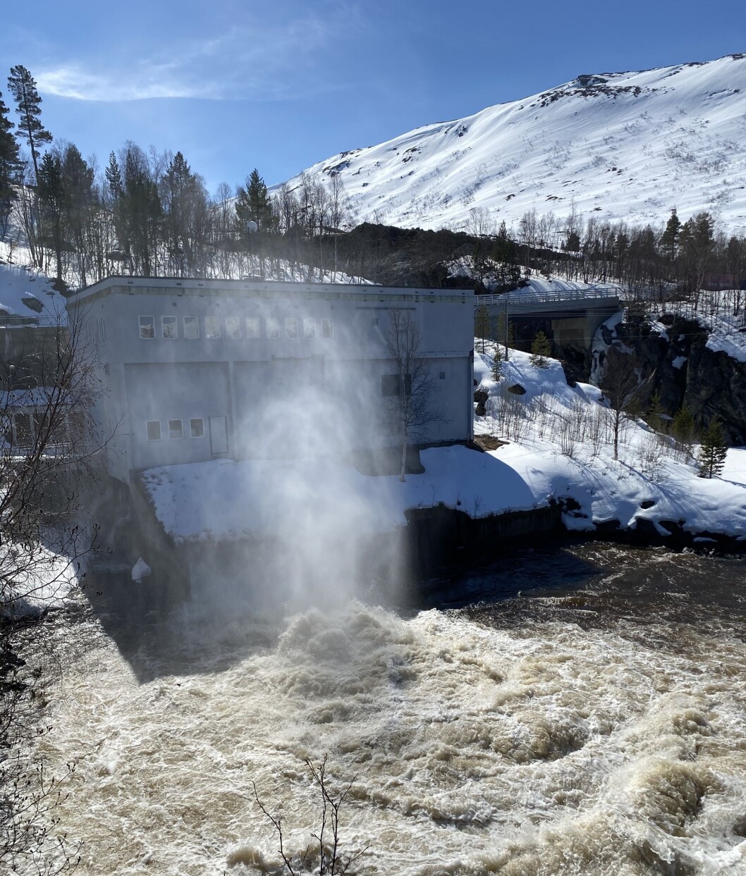 Gråsjøen senkes, slik at den kan ta imot vann under snøsmeltinga. Vannet tappes forbi turbinen i Gråsjø kraftverk. Gråsjøen senkes, slik at den kan ta imot vann under snøsmeltinga. Vannet tappes forbi turbinen i Gråsjø kraftverk.