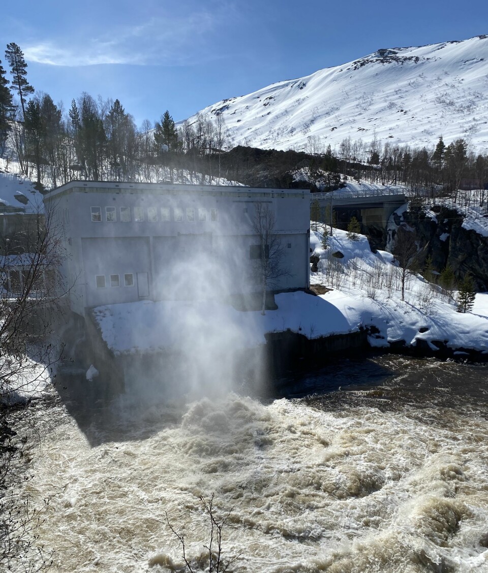 Gråsjøen senkes, slik at den kan ta imot vann under snøsmeltinga. Vannet tappes forbi turbinen i Gråsjø kraftverk.