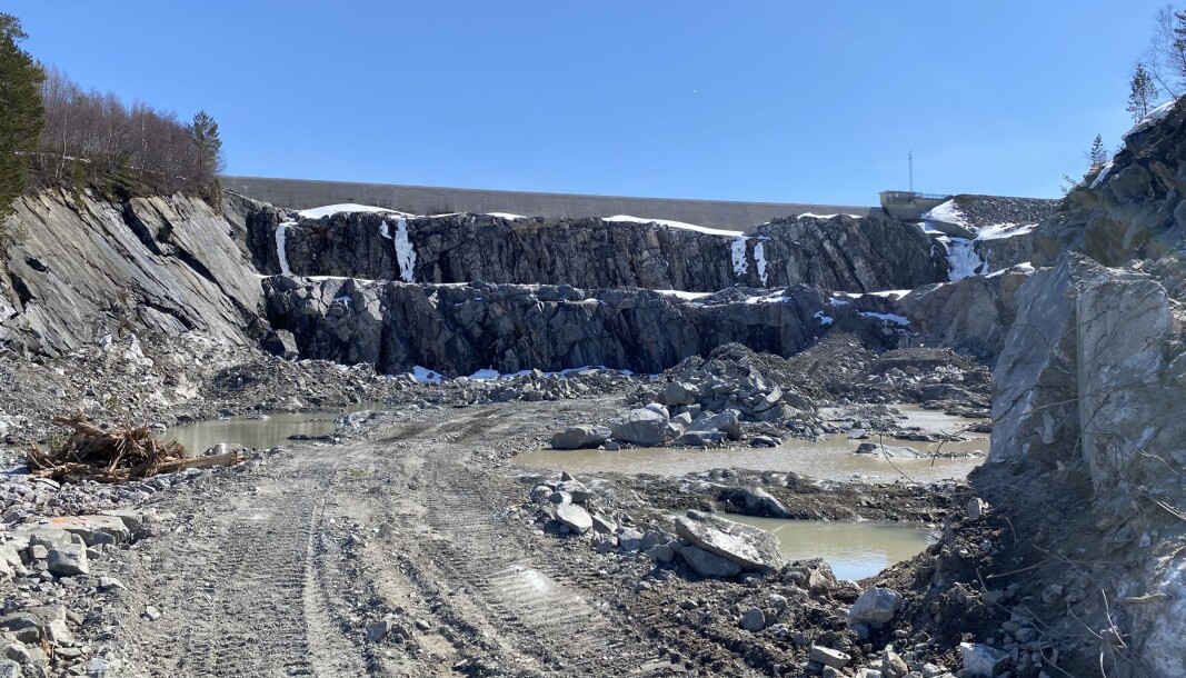 Inne i steinbruddet, nedenfor Gråsjø-demningen. Her blir grunnen 10 meter lavere nå al stein er hente ut. Inne i steinbruddet, nedenfor Gråsjø-demningen. Her blir grunnen 10 meter lavere nå al stein er hente ut.