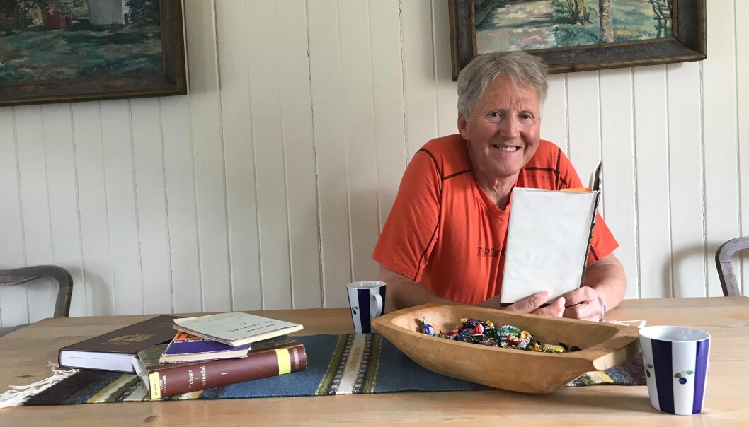 Kjell Ulf Lund heime ved langbordet på Negard på Tellesbø. Kjell Ulf Lund heime ved langbordet på Negard på Tellesbø.