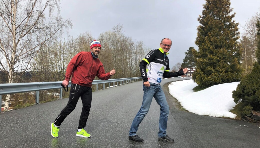 Halvor Drøpping og Lars Peder Solli håper så mange som mulig blir med på 17. mairaton. Løpet passer for alle - noe Solli illustrerer ved å posere i tresko. Halvor Drøpping og Lars Peder Solli håper så mange som mulig blir med på 17. mairaton. Løpet passer for alle - noe Solli illustrerer ved å posere i tresko.