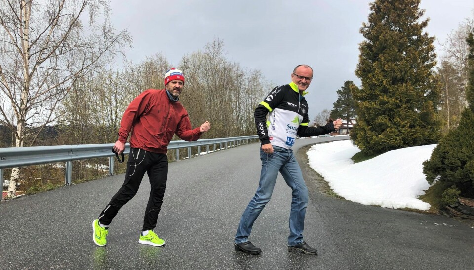 Halvor Drøpping og Lars Peder Solli håper så mange som mulig blir med på 17. mairaton. Løpet passer for alle - noe Solli illustrerer ved å posere i tresko.