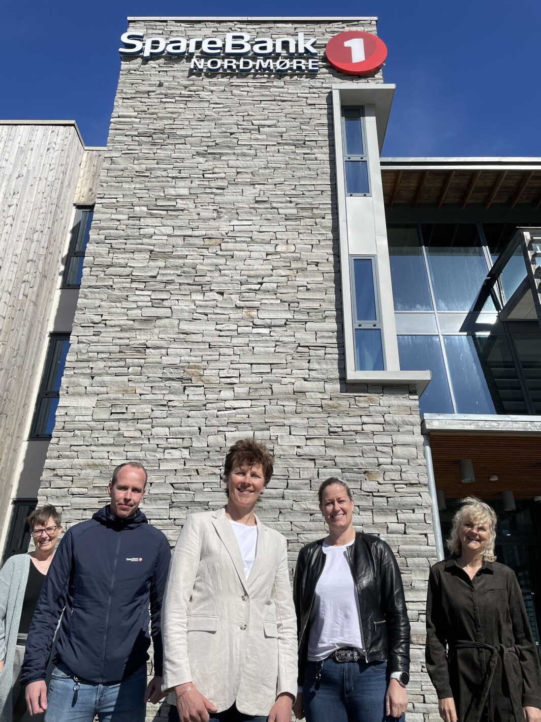 Ruth Marit Schei Dannevig (fremst i midten) står i spissen for SpareBank 1 Nordmøres forsikringsrådgivere for privatmarkedet. Hun har med seg Ingrid Øyen Sponås (f.v.), Dan Blekken, Elin Mo og Marit Fiske Nes. Ruth Marit Schei Dannevig (fremst i midten) står i spissen for SpareBank 1 Nordmøres forsikringsrådgivere for privatmarkedet. Hun har med seg Ingrid Øyen Sponås (f.v.), Dan Blekken, Elin Mo og Marit Fiske Nes.