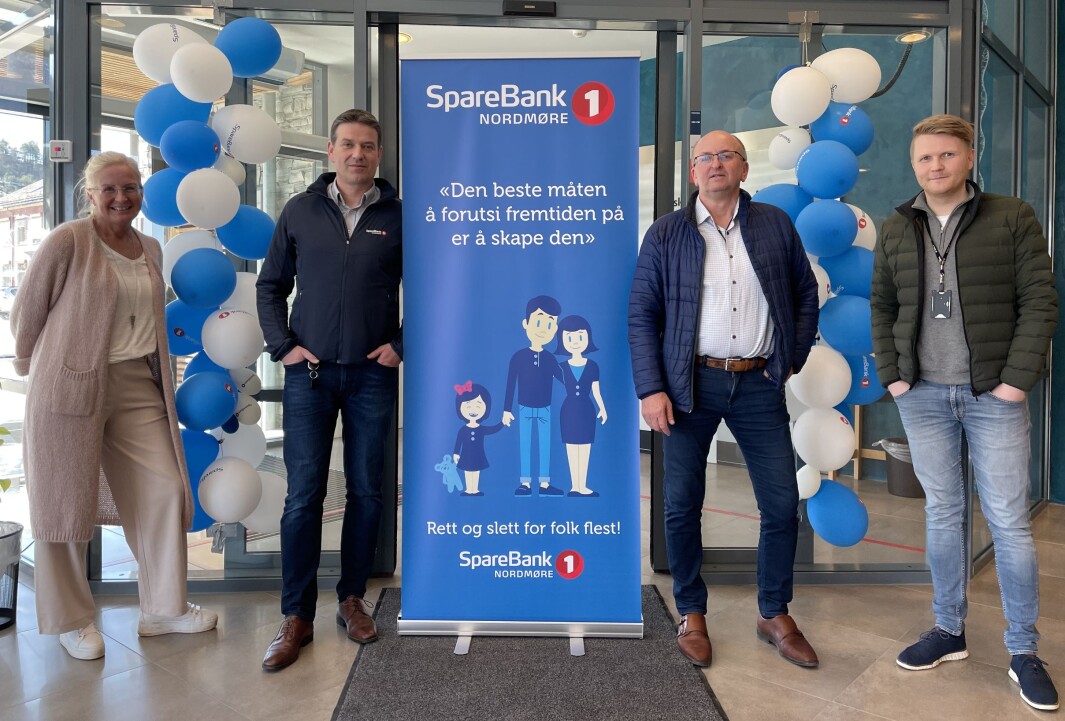 Liv Dalsegg (f.v.) og Arne Berset i SpareBank 1 Nordmøre sammen med avdelingsleder Anbjørn Ulseth og eiendomsmegler Morten Boxaspen Høvik ved EiendomsMegler 1 Kristiansund. Liv Dalsegg (f.v.) og Arne Berset i SpareBank 1 Nordmøre sammen med avdelingsleder Anbjørn Ulseth og eiendomsmegler Morten Boxaspen Høvik ved EiendomsMegler 1 Kristiansund.