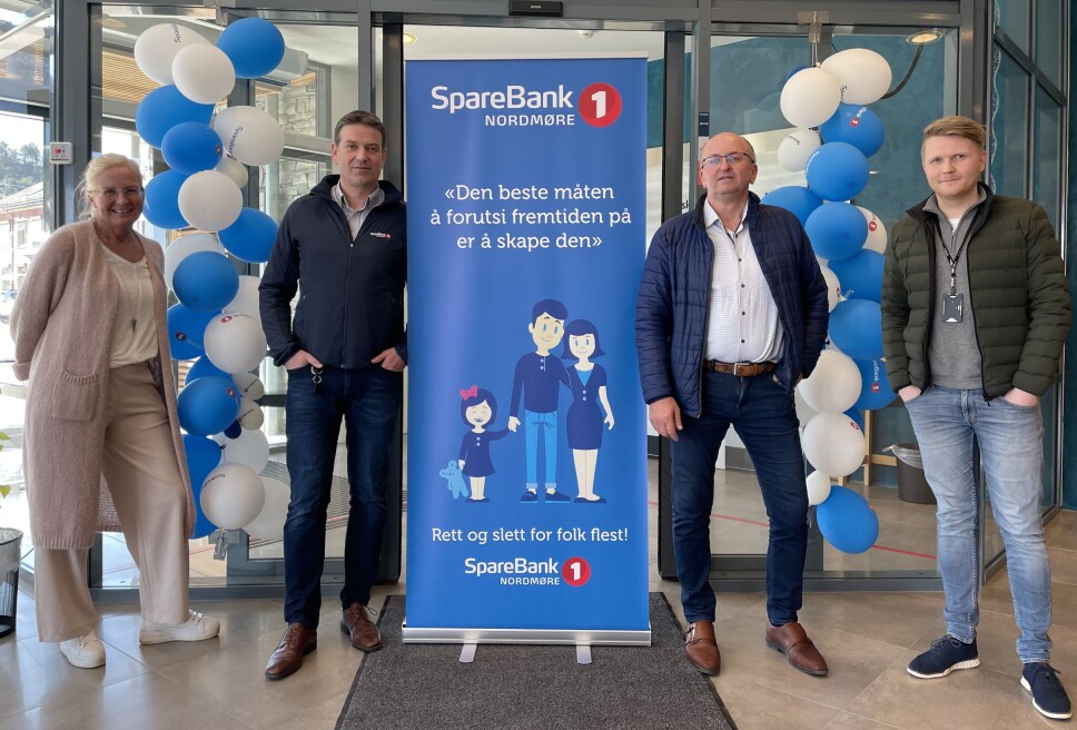 Liv Dalsegg (f.v.) og Arne Berset i SpareBank 1 Nordmøre sammen med avdelingsleder Anbjørn Ulseth og eiendomsmegler Morten Boxaspen Høvik ved EiendomsMegler 1 Kristiansund.