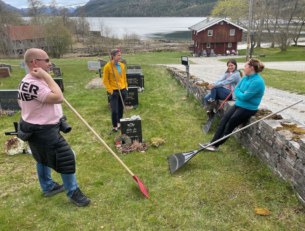 Foreldregenerasjonen stilte også opp. Her er det Ståle, Gry, Bodil og Eva som unner seg fem-minutt. Foreldregenerasjonen stilte også opp. Her er det Ståle, Gry, Bodil og Eva som unner seg fem-minutt.