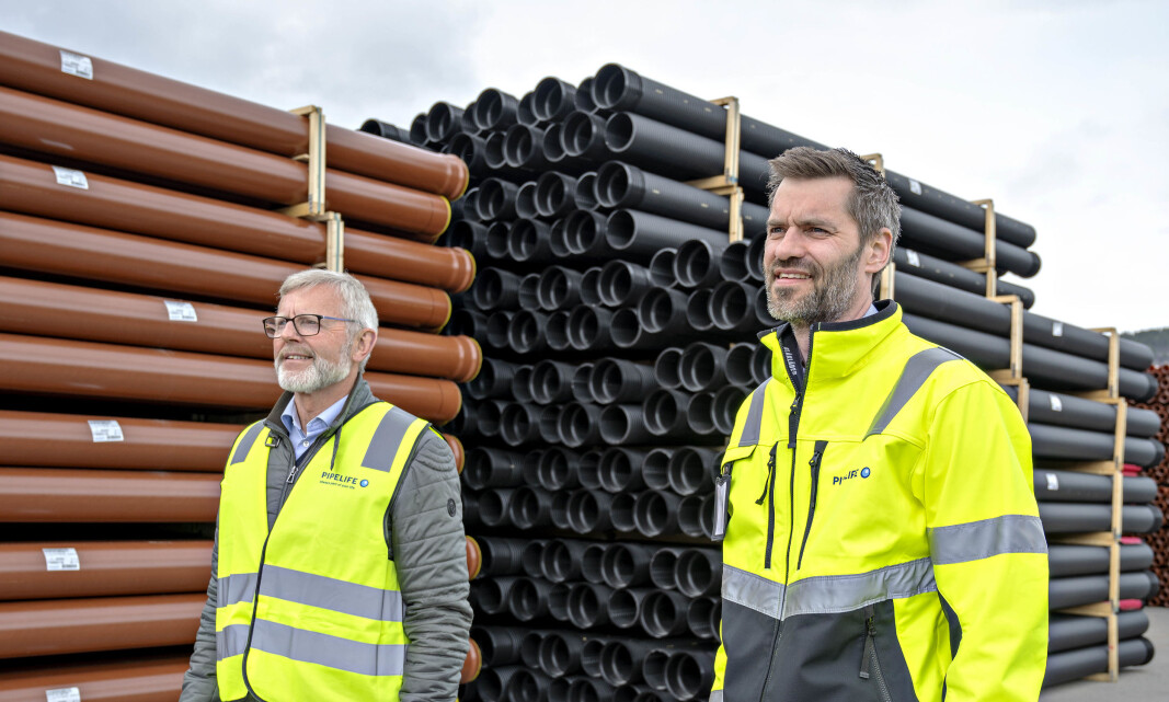 Bærekraftsdirektør Kjell Larsen og administrerende direktør Sigmund Aandstad i Pipelife Norge, gleder seg over å ha fossilfrie alternativer på plass. Bærekraftsdirektør Kjell Larsen og administrerende direktør Sigmund Aandstad i Pipelife Norge, gleder seg over å ha fossilfrie alternativer på plass.