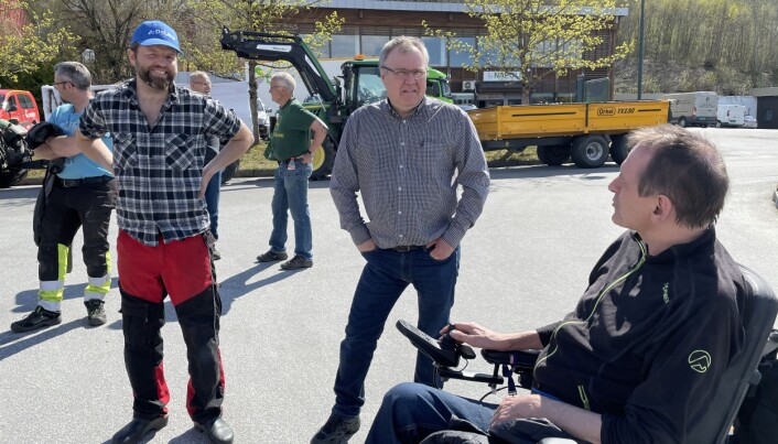 Nestleiar i Surnadal Bondelag, Eirik Fiske, i samtale med varaordførar Hugo Pedersen og gardbrukar Ola Mogstad. Nestleiar i Surnadal Bondelag, Eirik Fiske, i samtale med varaordførar Hugo Pedersen og gardbrukar Ola Mogstad.