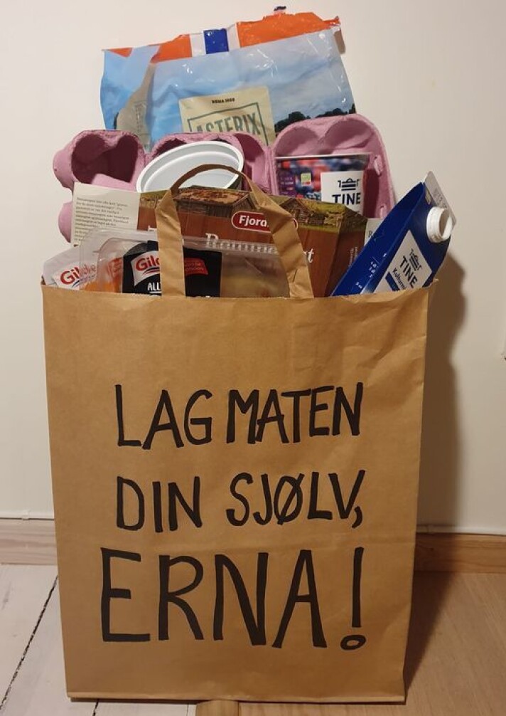Dette budskapet tok de med seg til Oslo, en matpose med tom emballasje. Dette budskapet tok de med seg til Oslo, en matpose med tom emballasje.
