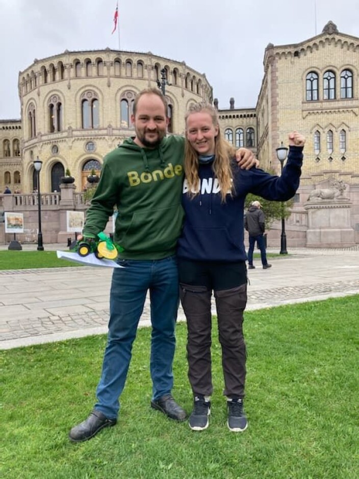 Foran Stortinget. Foran Stortinget.
