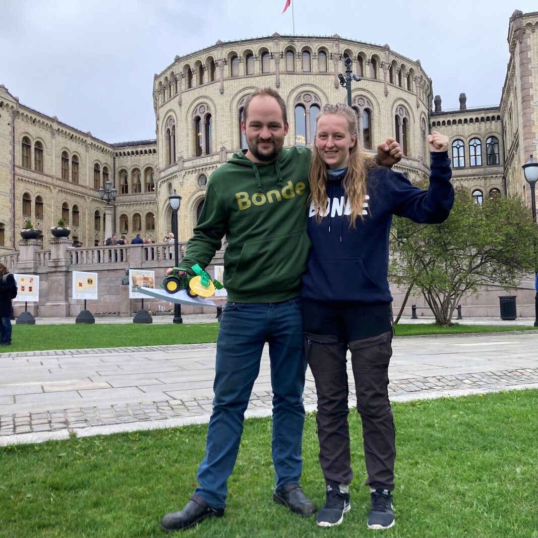 Ingeborg Rindalsholt og Tor Olav Hanset ved Stortinget. Ingeborg Rindalsholt og Tor Olav Hanset ved Stortinget.