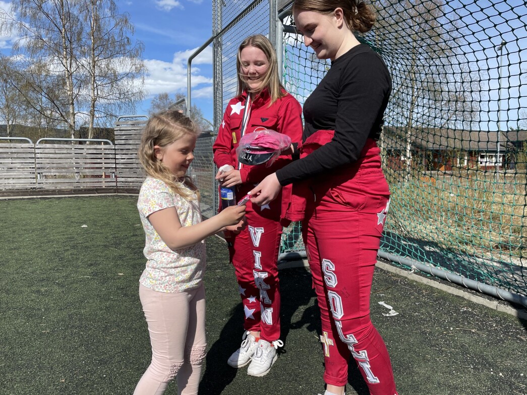 Julia var først ut av "Humlene", som fekk russekort, russelue og diplom. Julia var først ut av "Humlene", som fekk russekort, russelue og diplom.