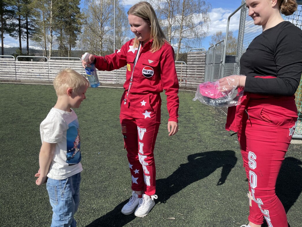 Jo Kristian blir "døpt", og får det som var ein valfri vass-sprut i håret frå Mathilde Sofie Blokhus Vikan. Jo Kristian blir "døpt", og får det som var ein valfri vass-sprut i håret frå Mathilde Sofie Blokhus Vikan.