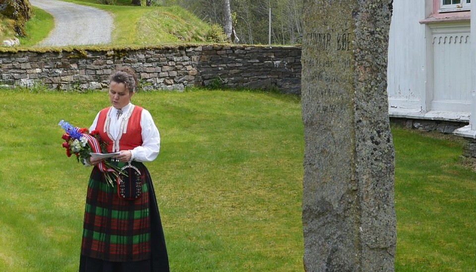 Gunhild Bøklep Bøe er årets talar ved soldatbautaen attmed Åsskard kyrkje. (Foto frå ei tidlegare minnestund ved bautaen)