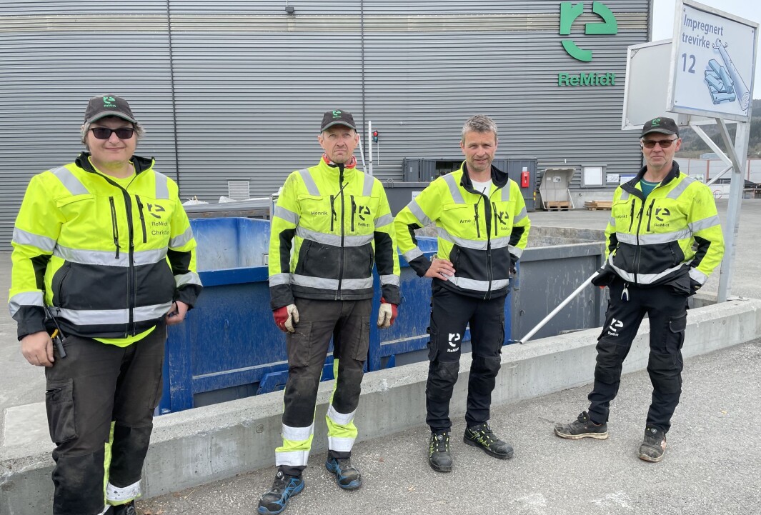 Christian Nes (f.v.), Henrik Evjen, Arne Fiske og Ingebrikt Bævre roser brukerne av gjenvinningsstasjonene i Rindal og Surnadal. Christian Nes (f.v.), Henrik Evjen, Arne Fiske og Ingebrikt Bævre roser brukerne av gjenvinningsstasjonene i Rindal og Surnadal.