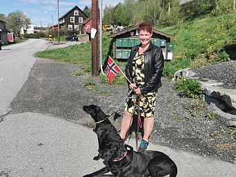 Iren Sæterbø med hundene Aila og Lycke bivånte toget fra sidelinja. Lycke er bare fem måneder og 17.maidebutant, og matmor var fornøyd med oppførselen da skrommeltoget passerte. Iren Sæterbø med hundene Aila og Lycke bivånte toget fra sidelinja. Lycke er bare fem måneder og 17.maidebutant, og matmor var fornøyd med oppførselen da skrommeltoget passerte.