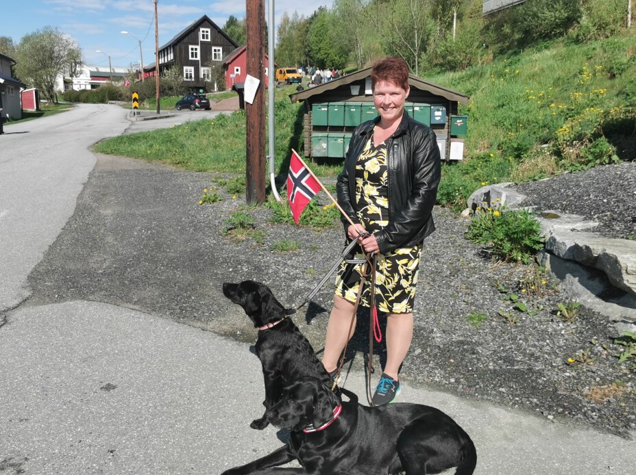 Iren Sæterbø med hundene Aila og Lycke bivånte toget fra sidelinja. Lycke er bare fem måneder og 17.maidebutant, og matmor var fornøyd med oppførselen da skrommeltoget passerte.