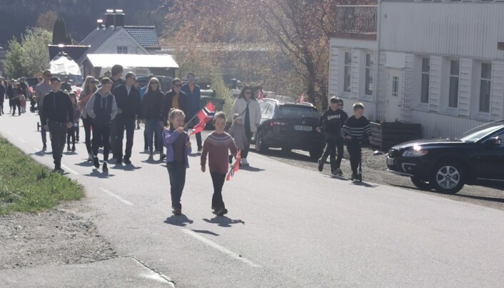 Sola kom i lag med toget opp bakken. Sola kom i lag med toget opp bakken.