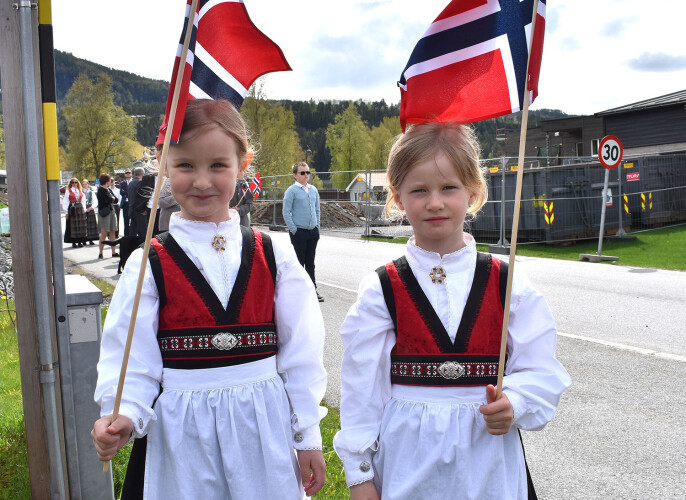 Malin og Vilde Strand Malme (6) koste seg i finværet Malin og Vilde Strand Malme (6) koste seg i finværet