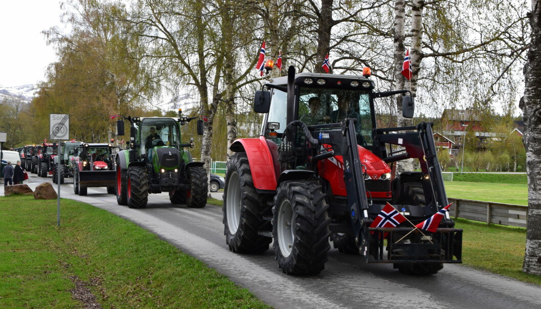 Traktortog i Rindal sentrum 17. mai 2021