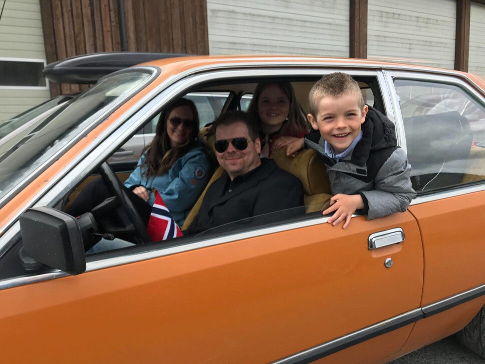 Bjørn, Connie, Maria og Arthur Moen kosar seg på 17. mai på Røv Mølle.