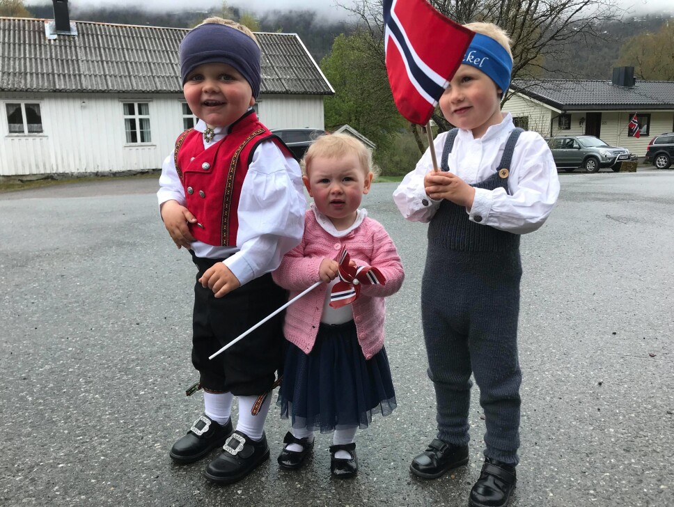 Mattias Solem, Oda Bolme og Mikkel Bolme står i bedehussvingen og ventar på biltoget.