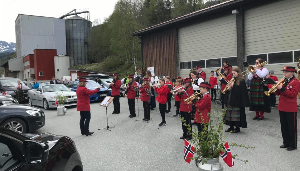 Mo skulekorps med Nora Sissel Gulbrandsen Holten som dirigent.
