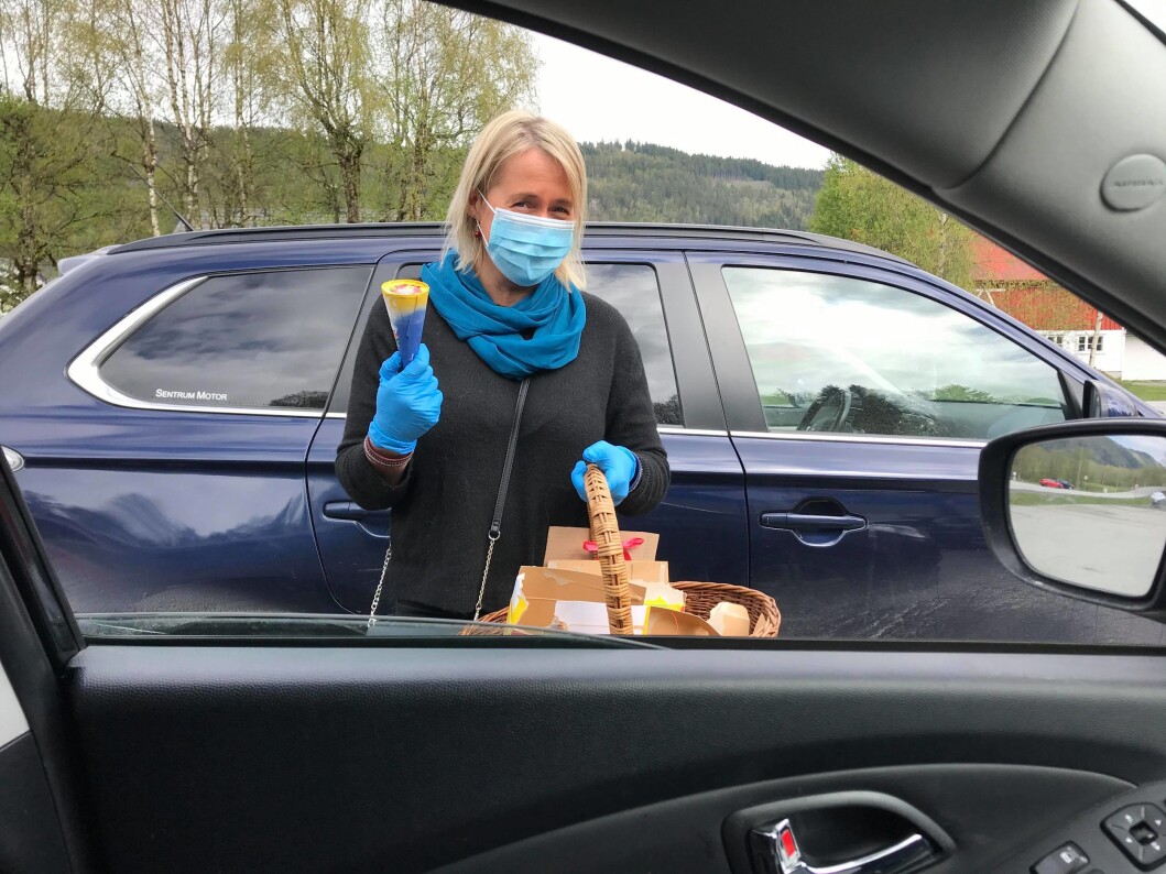 Mo skulekorps, her med Kirsti Gjerstad, selde is. Mo skulekorps, her med Kirsti Gjerstad, selde is.