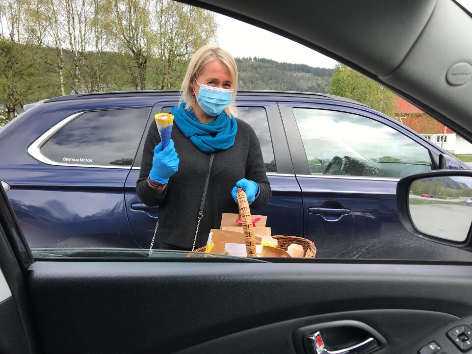Mo skulekorps, her med Kirsti Gjerstad, selde is.