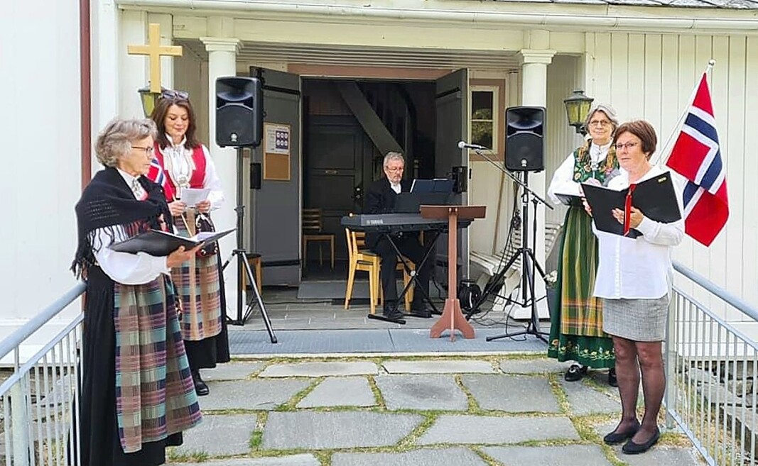Korgruppa og organist Bernt Bøe leia songen frå kyrkjetrappa. Korgruppa og organist Bernt Bøe leia songen frå kyrkjetrappa.