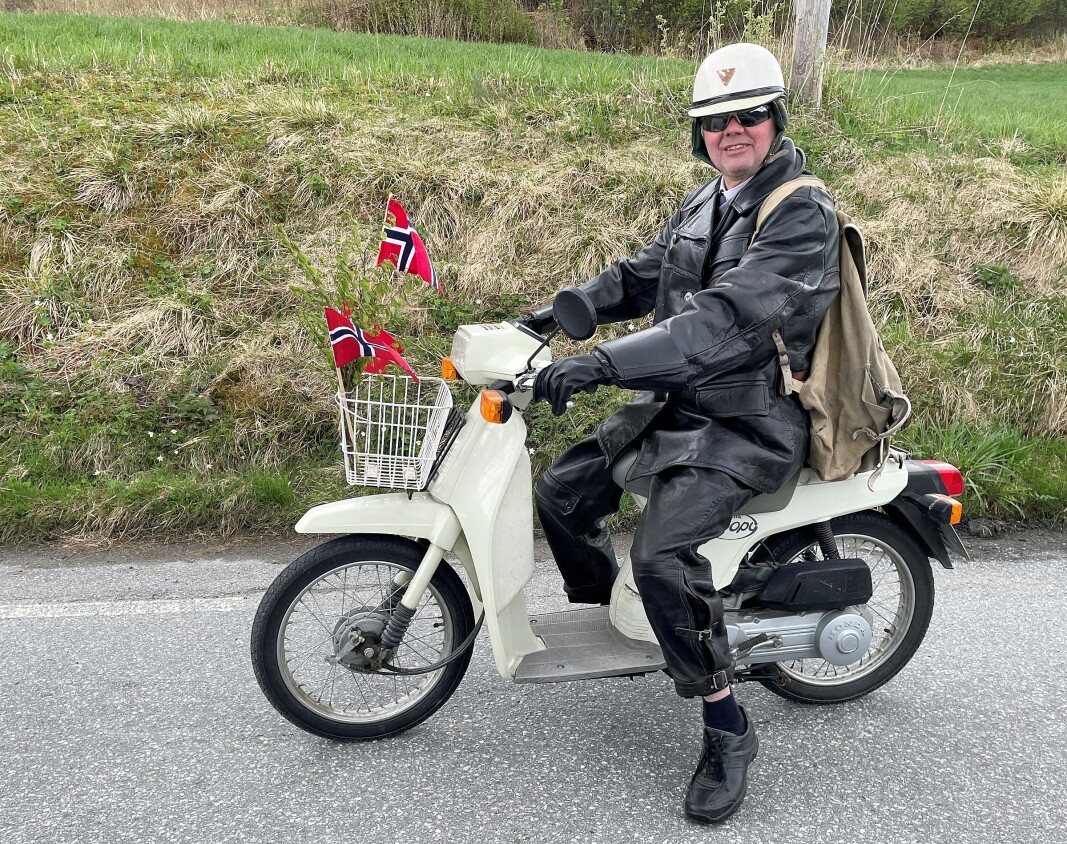 Mopedist Ingebrigt Garthe – i militær ordonansuniform – leia kortesjen av kjørety gjennom heile Bøfjorden. Mopedist Ingebrigt Garthe – i militær ordonansuniform – leia kortesjen av kjørety gjennom heile Bøfjorden.
