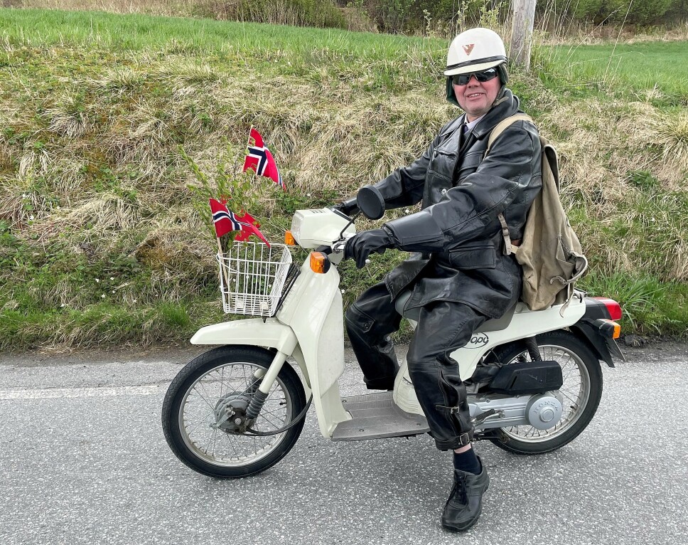 Mopedist Ingebrigt Garthe – i militær ordonansuniform – leia kortesjen av kjørety gjennom heile Bøfjorden.