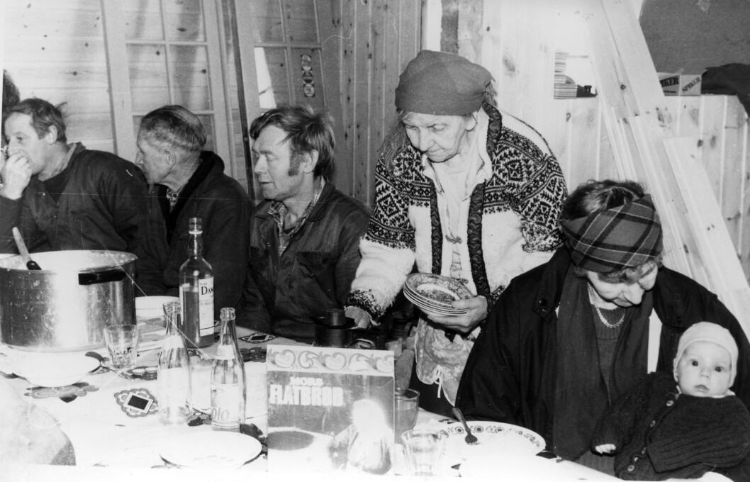 Dugnad i Bondehuset for å innrede butikk 1987. Dugnad i Bondehuset for å innrede butikk 1987.