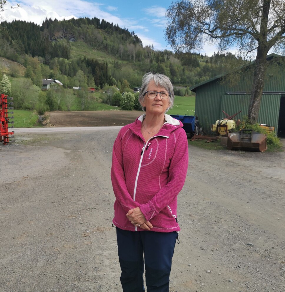 Maret Heggset på heimgården Heggsegjerdet med Høgberget i bakgrunn