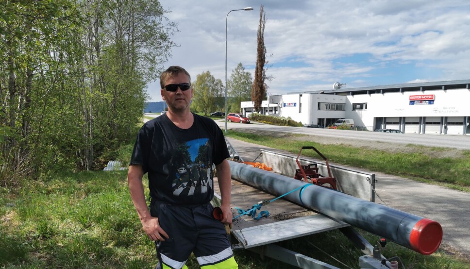 Michal Heimlund er klar med ny rør som skal legges i bruddstedet
