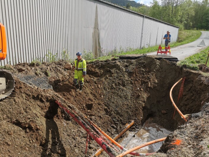 Alf Sande med spaden klar for å finne hvor omfattende sprekken er 2,5 meter nede i hullet Alf Sande med spaden klar for å finne hvor omfattende sprekken er 2,5 meter nede i hullet
