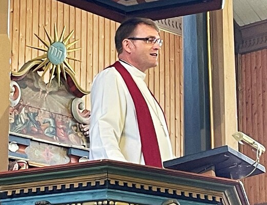 Avtroppande prost i Indre Normøre, Leif Endre Grutle, heldt dagens preike. Avtroppande prost i Indre Normøre, Leif Endre Grutle, heldt dagens preike.