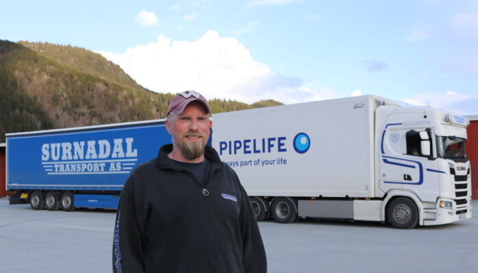 Arild Andre Olsen er sjåfør av modulvogntoget og med i videoereportasjen. Han er ansatt hos Dalsegg Transport as i Surnadal. Dalsegg transport har i dag ett modulvogntog på 25,25 og ett på 24 m. Firmaet har i dag 13 vogntog og to lokale lastebiler for utkjøring av varer. Arild Andre Olsen er sjåfør av modulvogntoget og med i videoereportasjen. Han er ansatt hos Dalsegg Transport as i Surnadal. Dalsegg transport har i dag ett modulvogntog på 25,25 og ett på 24 m. Firmaet har i dag 13 vogntog og to lokale lastebiler for utkjøring av varer.