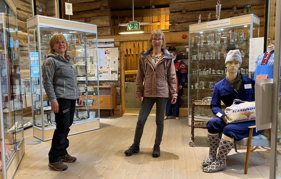 Avdelingsleder Kari Elin Bolme Løfaldli og museumsvert Irene Løfaldli er i full gang med forberedelser til en ny sesong på skimuseet.