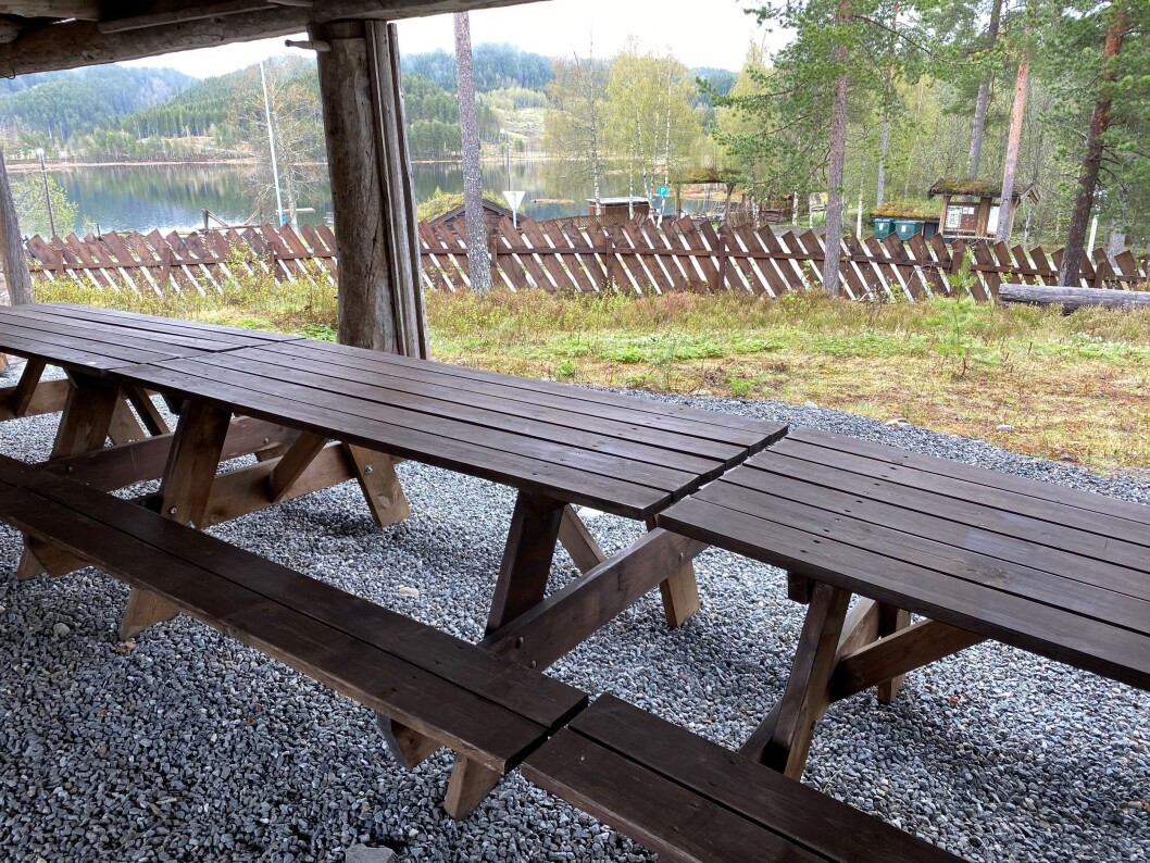 Under låven på skimuseet er det bord og benker som alle kan bruke. Fin utsikt mot Igltjønna. Under låven på skimuseet er det bord og benker som alle kan bruke. Fin utsikt mot Igltjønna.