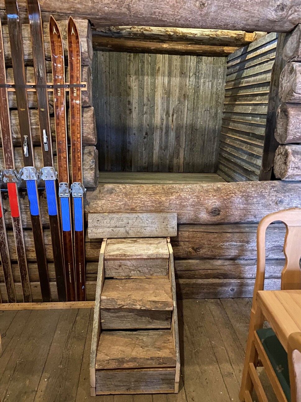 Ingar Børset og Stian Halgunset i Børset Bygg har laget kulisser til en ny utstilling på låven. De har brukt gamle materialer som de har funnet på museet. Dette er det siste ledige rommet på skimuseet, som nå tas i bruk.