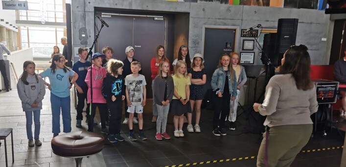 Kulturskolens dramagruppe sang om Labbetruten Kulturskolens dramagruppe sang om Labbetruten