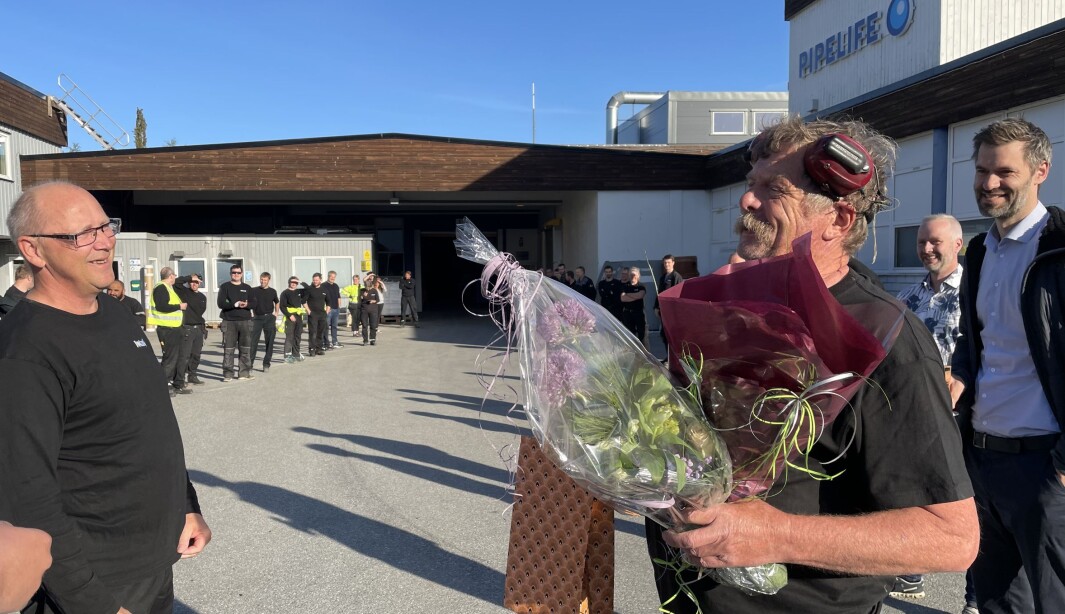 Arild Skralthaug, her flankert av Jan Ove Solem (t.v.), Øystein Halle (nummer to fra høyre) og Sigmund Aandstad (t.h.), stempla i dag ut etter si siste Pipelife-vakt - 50 år etter at han starta, berre 17 år gammal. Arild Skralthaug, her flankert av Jan Ove Solem (t.v.), Øystein Halle (nummer to fra høyre) og Sigmund Aandstad (t.h.), stempla i dag ut etter si siste Pipelife-vakt - 50 år etter at han starta, berre 17 år gammal.
