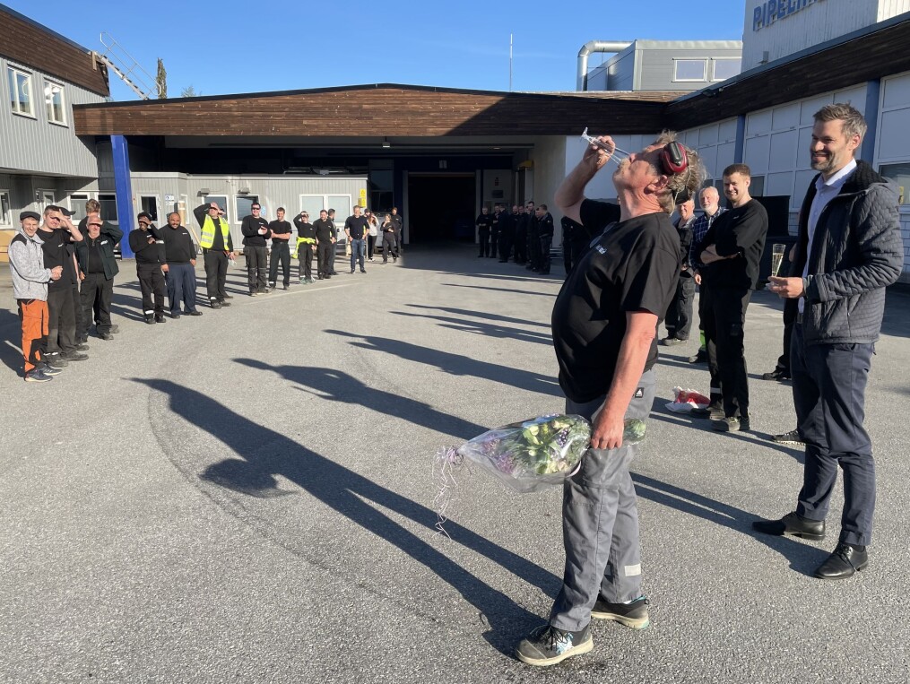 Arild Skralthaug kunne ta en velfortjent slurk med Mozell i champagneglass etter sitt aller siste Pipelife-skift. Arild Skralthaug kunne ta en velfortjent slurk med Mozell i champagneglass etter sitt aller siste Pipelife-skift.