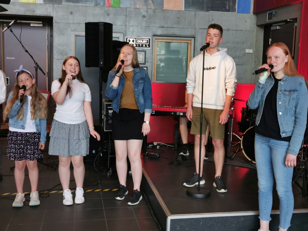 Sunniva Fiske, Amalie Larsen, Karianne Holten, Oliver Husby og Johanne Holten sang Do re mi Sunniva Fiske, Amalie Larsen, Karianne Holten, Oliver Husby og Johanne Holten sang Do re mi