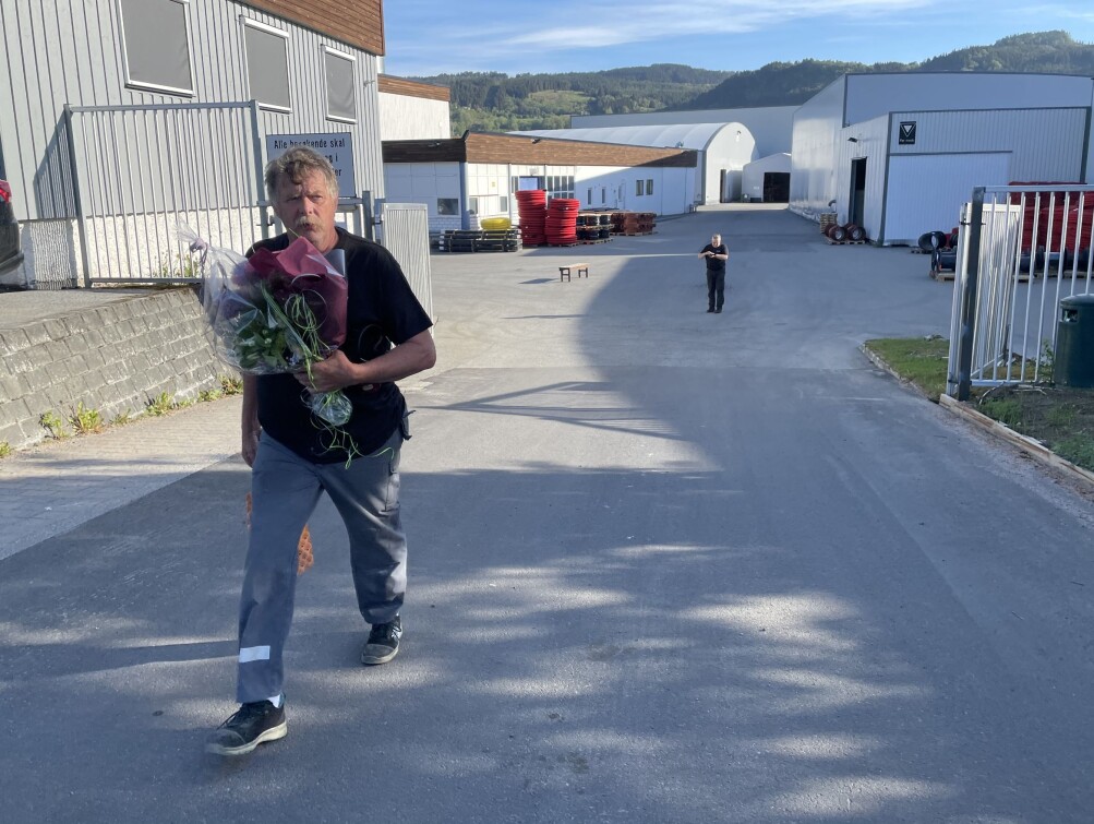 Arild går ut gjennom Pipelife-porten etter skift for siste gong. No ventar taket på gammalhuset og vedarbeid for 67-åringen. Arild går ut gjennom Pipelife-porten etter skift for siste gong. No ventar taket på gammalhuset og vedarbeid for 67-åringen.