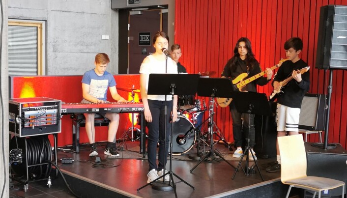 Hedda Moen Gjerstad sang Slå ring akkompagnert av Martin Phil Strand, Ingebrigt Kvendset Bergli, Anne Dahl og Nicolay Bæverfjord Hedda Moen Gjerstad sang Slå ring akkompagnert av Martin Phil Strand, Ingebrigt Kvendset Bergli, Anne Dahl og Nicolay Bæverfjord