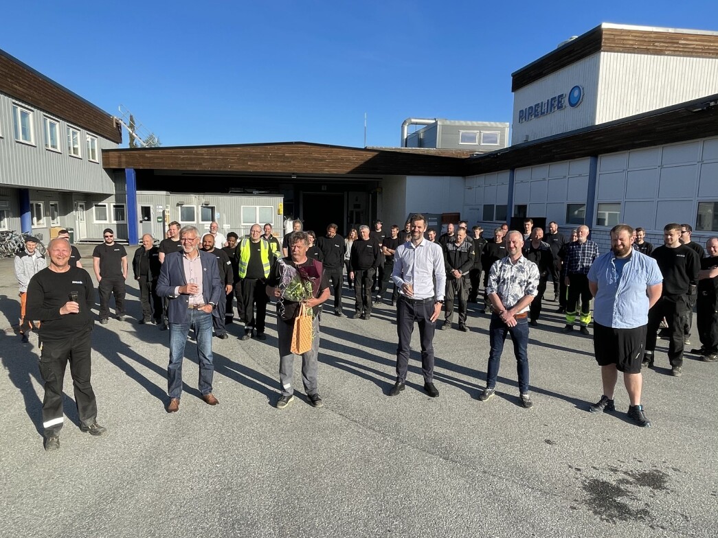 Arild og dei om lag 40 kollegane, som møtte fram for å heidre han etter 50 år som Pipelife-tilsett. I framste rekkje f.v.: Jan Ove Sole, Kjell Larsen, Arild Skralthaug, Sigmund Aandstad, Øystein Halle og Marius Westlund Monsøy. Arild og dei om lag 40 kollegane, som møtte fram for å heidre han etter 50 år som Pipelife-tilsett. I framste rekkje f.v.: Jan Ove Sole, Kjell Larsen, Arild Skralthaug, Sigmund Aandstad, Øystein Halle og Marius Westlund Monsøy.